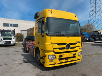 Kamion sa golom šasijom i zatvorenom kabinom MERCEDES-BENZ Actros 2644