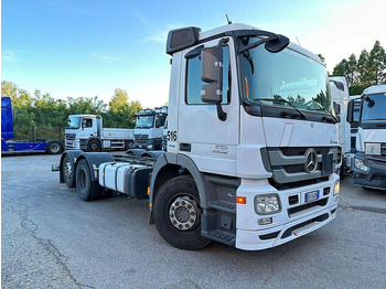 Kamion sa golom šasijom i zatvorenom kabinom MERCEDES-BENZ Actros 2532