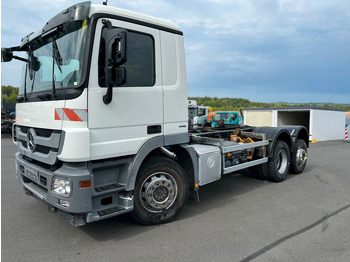 Kamion sa golom šasijom i zatvorenom kabinom MERCEDES-BENZ Actros 2532