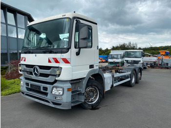 Kamion sa golom šasijom i zatvorenom kabinom MERCEDES-BENZ Actros 2532