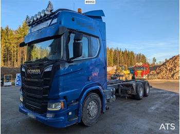 Kamion sa golom šasijom i zatvorenom kabinom SCANIA R 650