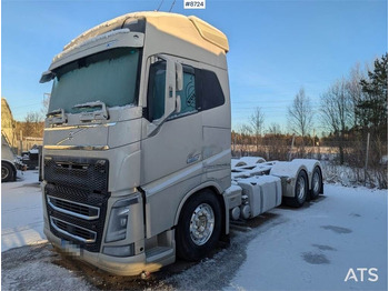 Kamion sa golom šasijom i zatvorenom kabinom VOLVO FH 750