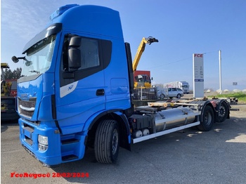 Kamion sa golom šasijom i zatvorenom kabinom IVECO Stralis 460