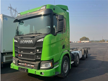 Kamion sa golom šasijom i zatvorenom kabinom SCANIA R 650