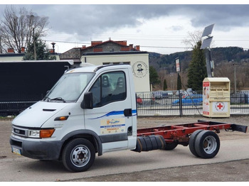 Kamion sa golom šasijom i zatvorenom kabinom IVECO Daily 35c12