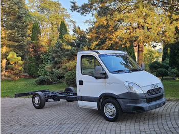 Kamion sa golom šasijom i zatvorenom kabinom IVECO Daily