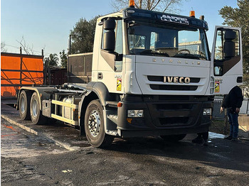 Kamion sa hidrauličnom kukom IVECO Stralis