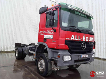 Kamion sa golom šasijom i zatvorenom kabinom MERCEDES-BENZ Actros 1832