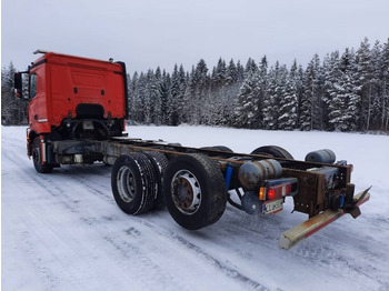 Kamion sa golom šasijom i zatvorenom kabinom Mercedes-Benz Actros 2545: slika 3