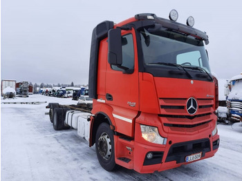 Kamion sa golom šasijom i zatvorenom kabinom Mercedes-Benz Actros 2545: slika 2