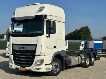 Kamion sa golom šasijom i zatvorenom kabinom DAF XF 480