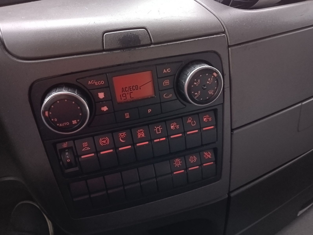 Tegljač MAN TGX 18:440 FLT XLX 2xTank Klima Spoiler Kühlbox MAN TGX 18:440 FLT XLX 2xTank Klima Spoiler Kühlbox: slika 32 Tegljač MAN TGX 18:440 FLT XLX 2xTank Klima Spoiler Kühlbox MAN TGX 18:440 FLT XLX 2xTank Klima Spoiler Kühlbox: slika 32