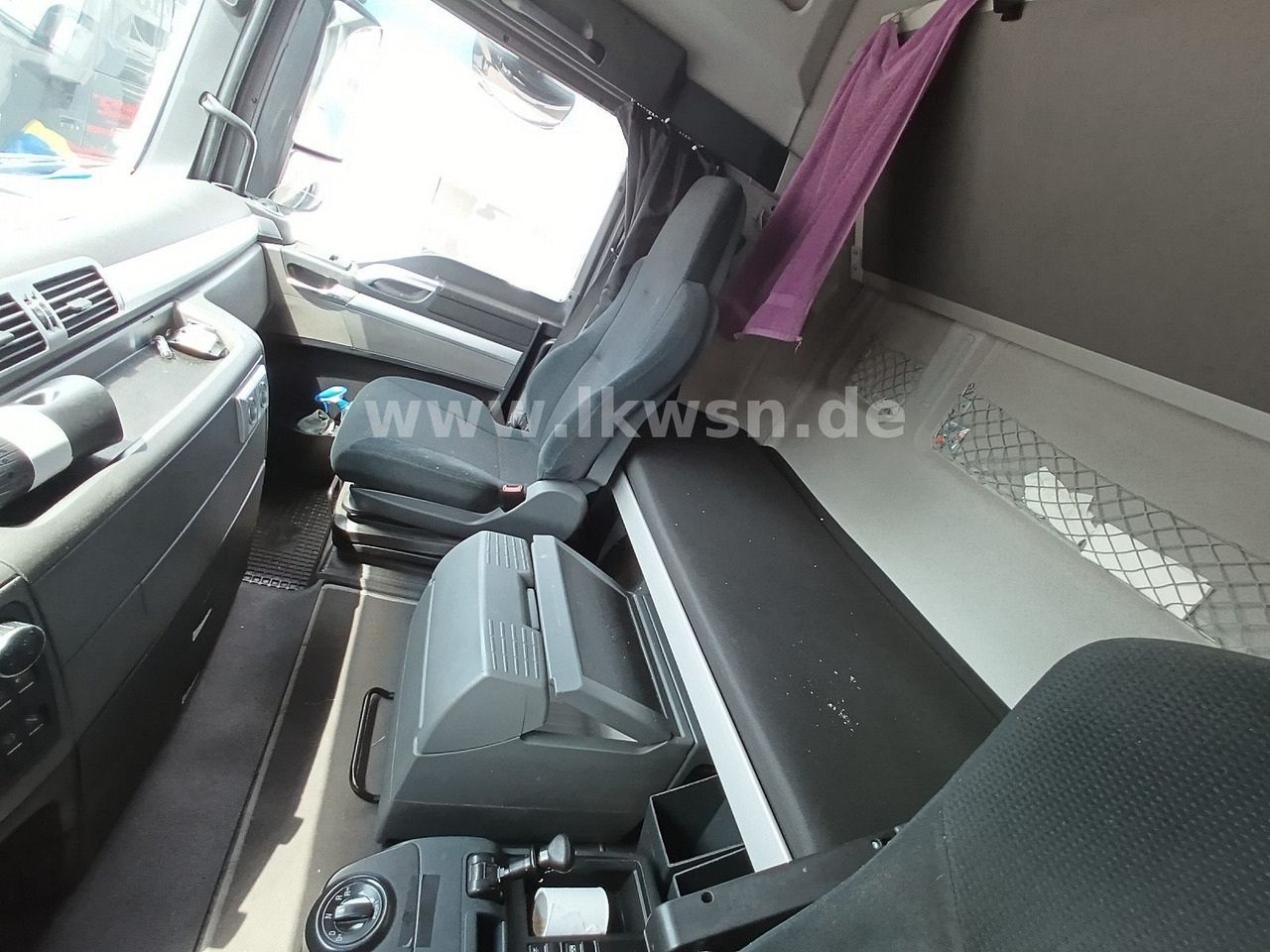 Tegljač MAN TGX 18:440 FLT XLX 2xTank Klima Spoiler Kühlbox MAN TGX 18:440 FLT XLX 2xTank Klima Spoiler Kühlbox: slika 16 Tegljač MAN TGX 18:440 FLT XLX 2xTank Klima Spoiler Kühlbox MAN TGX 18:440 FLT XLX 2xTank Klima Spoiler Kühlbox: slika 16