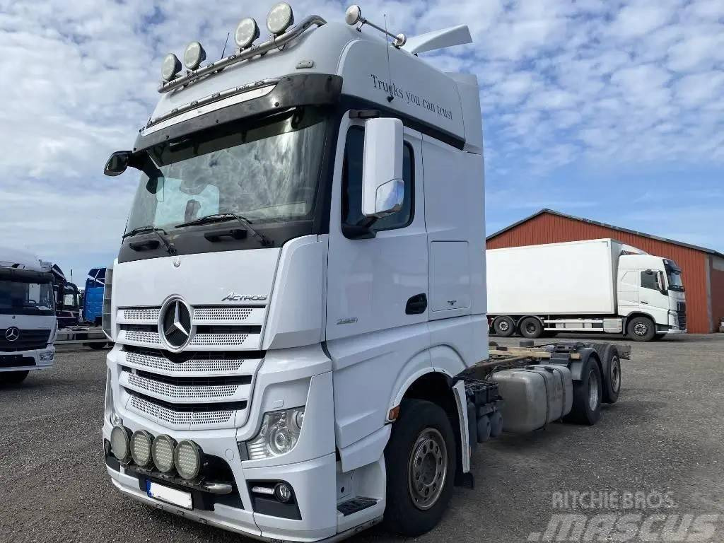 Kamion sa golom šasijom i zatvorenom kabinom Mercedes-Benz 963-0-C ACTROS Serie 9395 Euro 5: slika 1